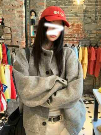 这套穿搭直接戳中松弛感审美!浅灰色加绒羊毛外套自带软糯滤镜,慵懒廓形裹满暖意,搭配简约白内搭+浅色下装,松弛又随性~再叠一顶亮色棒球帽,复古潮感瞬间拉满,不管是逛店还是街拍都超出片! #松弛感穿搭 #韩系慵懒风 #加绒外套yyds #秋冬氛围感穿搭 #日常出街ootd
