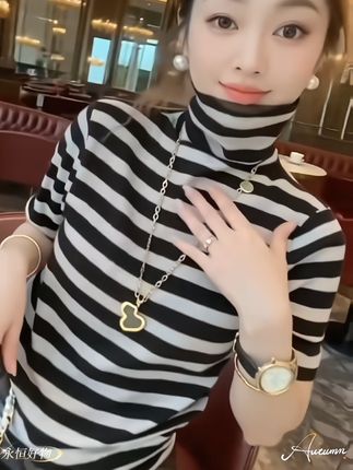 秋季新款高领条纹针织T恤上衣,面料柔软舒适#时尚潮流穿搭 #减龄气质 #时尚搭配 #谁穿谁好看 #休闲百搭