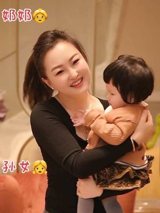 自从当上了奶奶才知道啥叫隔辈亲,爷爷奶奶疼孙子真的是天天抱在怀里都摇不够,还想从头吻到了脚后跟,孙子一有啥心都跟着牵动,看到她笑你也会开心的不得了😂#隔辈亲 #舞台无处不在  #奶奶和孙女的日常生活