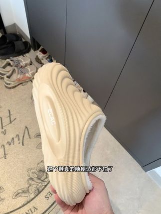 这个价到手一双防水的棉拖鞋,好穿又保暖!防水又耐脏!颜色百搭造型非常耐看,男女尺码都有哟~刷到的家人们闭眼冲!#拖鞋 #防水拖鞋 #强烈推荐 #冬天就要保暖又好看 #棉拖鞋