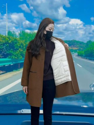 N575大衣,加厚羊毛双面呢搭配可拆卸鹅绒内胆,保暖性极佳。气质百搭,轻松驾驭多种场合,让冬季的你时尚又温暖。 #新款上新#品质女装#双面呢大衣#精致优雅#谁穿谁好看