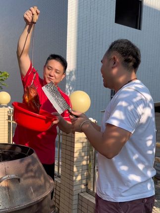 烧鸡,这是我们平常的日子,就喜欢搞点烧鸡来吃,试着金黄香脆,#刀 #菜刀 #阳江刀 #我的农村生活
