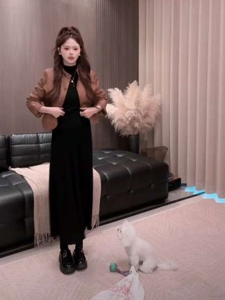 美拉德2025早秋新款潮牌美式复古气质皮面外套 #早秋焦糖色氛围感穿搭 #说好的随便穿穿去看秀 #秋日户外就穿琥珀系 #女装穿搭 #优雅气质