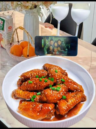 我按箱囤的鸡翅中 家人们!必须给你们分享我最近发现 的宝藏鸡翅中!拿到手就被惊艳到 个个个头超大,饱满得不像话。 颜色粉粉嫩嫩, 纹超细腻,干净又 新鲜! #新鲜鸡翅中#美食推荐#厨房必备# 鸡翅#过年美食@DOU+小助手 @DOU+上热门