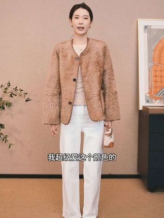 姐妹们分享一件超好看的秋冬战袍,这件拉贡外套真的太绝了!它是那种小短款的设计,上身特别显腿长,而且还是宽松版型,很遮肉又显瘦,不管你是腰粗还是胯宽,都能轻松盖住。它的颜色也是超级好看,穿上它瞬间感觉自己变洋气了,我真的爱惨了这件外套!#高端女装#精致穿搭#陈什么陈#穿出高级感 #秋冬穿搭
