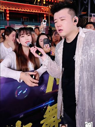 姐妹们,你们赶紧去抢太力家的这个真空压缩袋,现在真的老合适了!有了它呀,家里的衣柜瞬间就能省出很多的空间,不管是衣服还是被子,它都能压缩得很扁很扁,关键啊,它是这种免抽气的设计,就不用再单独买抽气泵了,而且还可以反复地使用,真的太方便了。#木森大舞台 #木森大舞台有才你就来 #收纳袋 #好物推荐🔥 #嗨翻全场