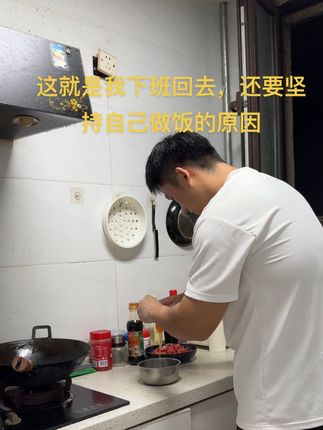 这就是我下班回去还要坚持自己做饭的原因,上个月我的油费竟然花了1000多块钱。#vlog日常 #原创视频 #记录真实生活