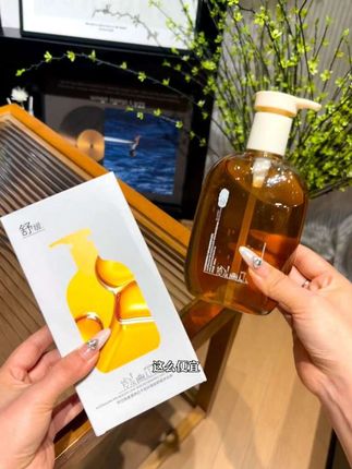 秋冬皮肤干燥起皮还容易干敏的姐妹一定要去试试这个沐浴油,它真的太好用了!它是这种水感的质地,一点都不油腻,而且泡沫非常绵密,洗完就像给全身做了spa一样,又润又滑,还香喷喷的。#沐浴油#美女必备#沐浴油推荐 #泡沫丰富持久留香