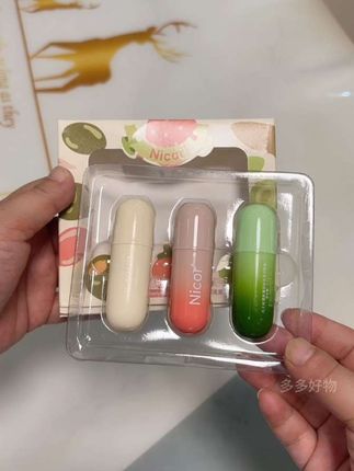 立秋后的第一个装备当然得是#润唇膏 嘴巴起皮的姐妹#凡士林润唇膏 涂起来,滋润不油腻,大人小孩都适用,我是一年四季都用这个牌子#润唇膏推荐 #唇膏