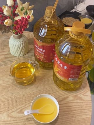 东北纯花生油 天然营养 健康美味 滴滴清香 东北本地花生榨的纯油,倒出来金黄透亮! 炒菜炝锅香满屋,拌菜淋上提鲜又润口,炸东西外酥里嫩不腻人。无添加的实在味,咱厨房的老伙计,炒啥都带股子地道家常香!#东北纯花生油#花生油#花生油低温凝固 #非转基因花生油