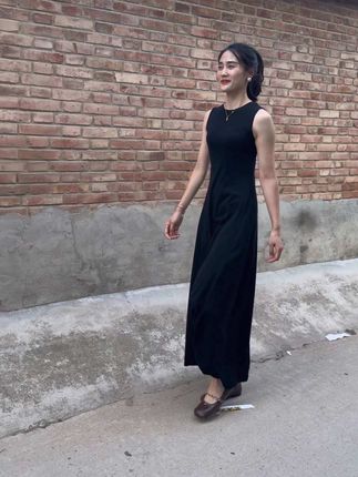 你心疼自己的媳妇吗 有没有那么一瞬间看着媳妇 心里突然咯噔一下有点心疼呢 婚姻是两个人一起扶持 可怕的是结了婚她还像单身时一样 事事都靠自己一个人拉扯孩子长大 忙里忙外做家务生病了也是自己去医院 她的心里话你没耐心听 她的辛苦付出你视而不见 她情绪低落你也不闻不问 日子过得就像两个陌生人 老婆是那个为你生娃陪你吃苦的人 她离开从小到大的娘家去融入陌生的婆家 身兼数职妻子母亲女儿儿媳等各种角色 生活的一地鸡毛都让她来 满地的芝麻让她捡 要是连你都不心疼她不理解她孤立她 她得有多无助 聪明的男人都知道好好对老婆 让她有个依靠 这日子才能过得温暖长久#随性穿搭 #长裙 #优雅气质 #连衣裙 #黑色系穿搭