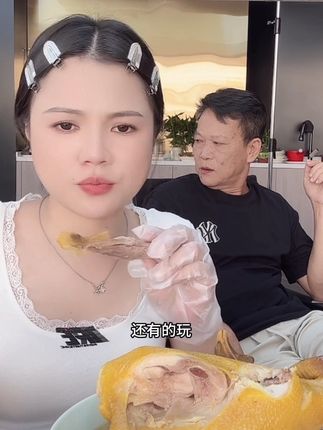 吃鸡喽姐妹们,鸡是养足260天的老鸡了,肉质紧实,有嚼劲,越嚼越香的,皮也QQ脆脆,都是新鲜现做现发,买过的姐妹们都是2只2只回购,太好吃啦#即食#太好吃了 #深夜偷吃 #根本停不下来2