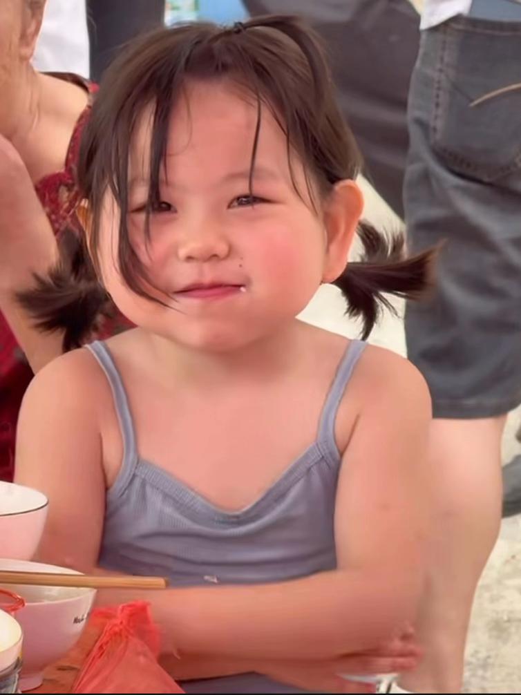 宝贝姐姐结婚了嘞,没阔以干活🤣今天虾都是妹崽剥给宝贝姐姐吃的,真是一点活都没让宝贝姐姐干😚#瑶一瑶小肉包 #瑶一瑶的日常 #瑶一瑶表情包