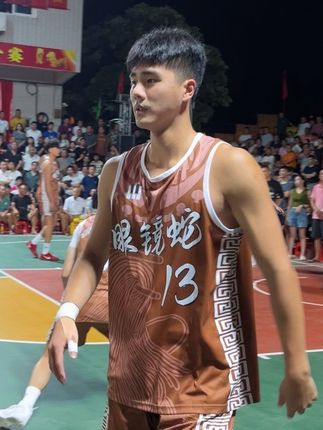 眼镜蛇13号穿啥球衣都帅🤩#篮球🏀 #篮球 #人气爆棚 #现场实拍 #热点