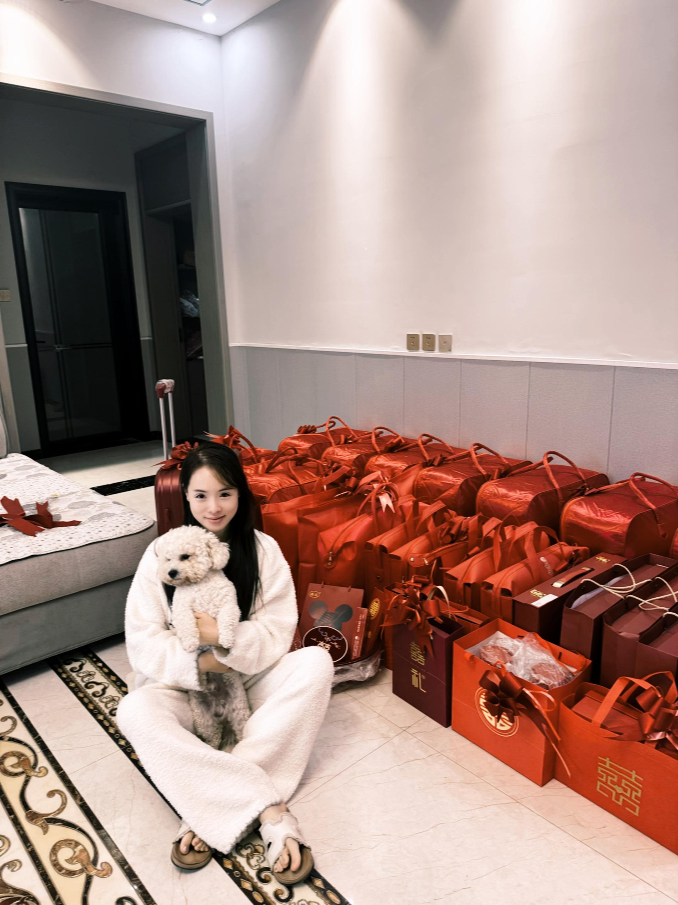 直到嫁妆整整齐齐摆放好的那一刻 才意识到真的要嫁人了 三生有幸 备受宠爱♥️感谢爸爸妈妈精心准备的嫁妆感谢几十年的培养 妈妈已经抹了很多次眼泪了#陪嫁#喜事 #幸福生活