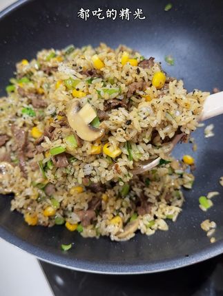 今天做了被誉为 世界三大美食之一的黑松露炒饭,鲜香美味,小朋友特别喜欢~#黑松露炒饭 #野鲜君黑松露酱