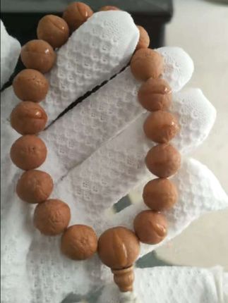 这款凤眼菩提手串精致而雅致,每一颗珠子都经过精心打磨,保留了自然的肌理美感,持在手中能显现出低调的奢华质感,更显气质。适合各种场合佩戴,无论是日常搭配还是参加派对,都能让你成为焦点。 喜欢文玩的你怎能错过这样的精品呢,赶快行动吧!#文玩手串 #文玩爱好者 #盘它就完了 #手串 #盘它