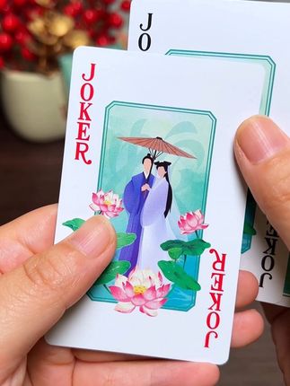 “欲把西湖比西子,淡妆浓抹总相宜”,今天必须给你们安利这款超美的西湖印象扑克!雷锋塔下许仙与白娘子的传说千古流传,这扑克4个花色对应四季景色,典雅韵味直接拉满。,它用优质PVC材质制成,耐磨耐刮,打不烂洗不坏,手汗随便出,泡水一天也不掉色,弯折还能秒回弹,不变形超耐用。还是赛事掼蛋专业尺寸,握牌舒服,不掉牌不累手,双面磨砂防滑,玩牌不卡不滑。现在厂家新品福利来袭,性价比高到飞起!这么棒的扑克,赶紧来体验一把?#万全惯蛋 #印象西湖 #扑克牌 #惯蛋扑克 #塑料扑克牌