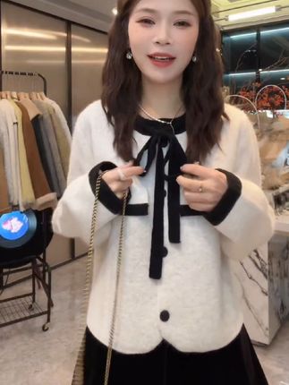 2025秋冬设计感小香风毛衣外套针织开衫显瘦百搭丝绒短裙气质套装 #这也太好看了 #套装#套装两件套#针织衫#针织衫毛衣