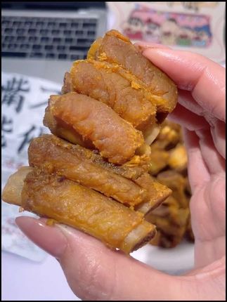 这个真的是惊艳到我了,我还是头一次吃这种风干香辣猪排骨,它真的超好吃,又香又辣!它是正宗的梅州客家风味,采用传统的古法制作工艺,经过自然风干而成,吃起来特别入味,越嚼越香,平时拿来当个追剧小零食或者下酒菜都很不错,没尝过的一定要试试看。#美食 #太好吃了 #追剧小零食 #下饭菜 #开袋即食