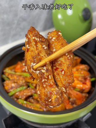 今天做了孩子点名要吃的干锅鸡翅虾,干香干香的,每次做都能吃盘#干锅虾 #家常菜 #下饭菜