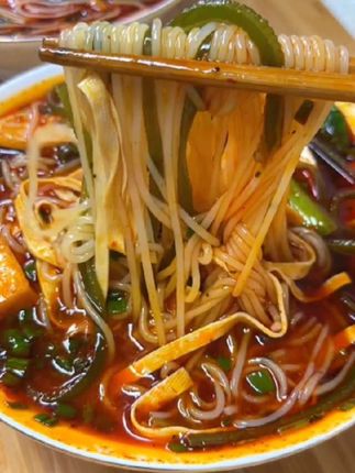#陕西美食 麻辣豆干米线,麻麻辣辣的,一口下去真的太过瘾了!#妈呀太香了 #米线#宵夜 #宵夜吃什么