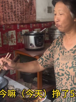 年轻人上班参保缴费养着城市里别人的父母,自己的父母在农村领着一个月200的养老金,不敢吃不敢喝不敢生病,但是这种方式一直持续多年,到底哪里出了问题?#社保 #养老 #我的乡村生活 #农村生活 #老人