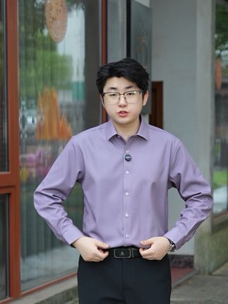 天气会慢慢冷,衣服要慢慢加,加绒加厚的衬衫要备起来了,这款很舒服,绵羊毛很软糯