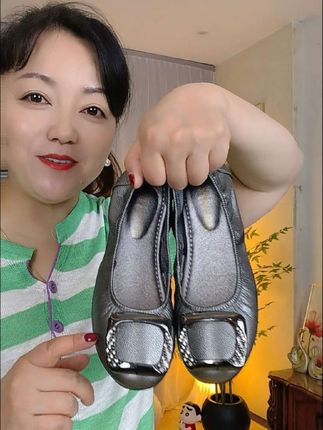 我的妈呀,这个鞋穿的真的太舒服了,穿上脚简直就不想脱下来。#蛋卷鞋 #豆豆鞋 #软底软面穿上超舒服 #舒适百搭