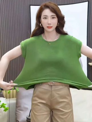 #冰丝短袖 #穿搭时尚 #街拍小姐姐穿搭秀 #谁穿谁好看