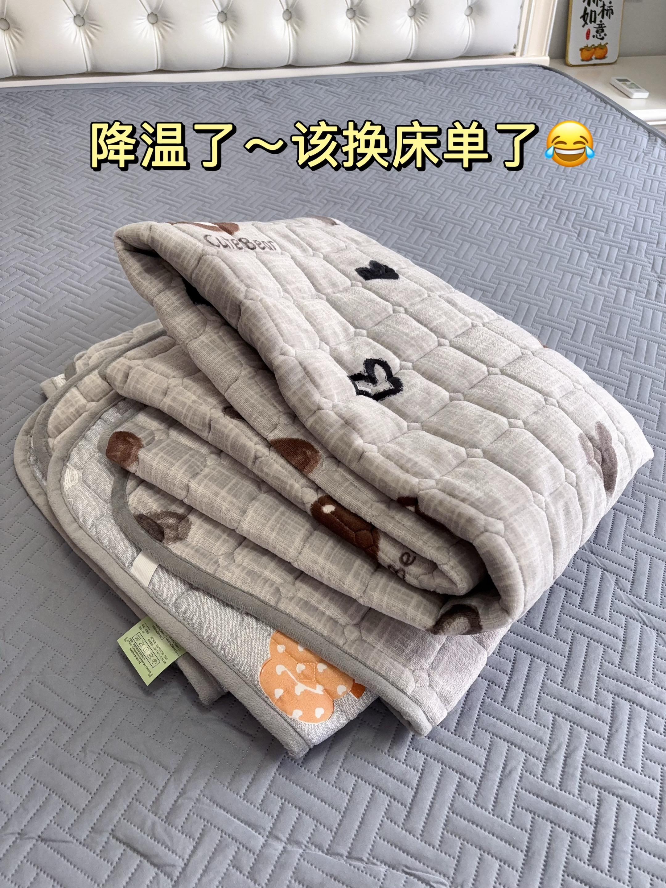 秋冬不想铺床褥床单可用试试这款牛奶绒床垫。早上起床再也 用整理床铺 加厚牛奶绒保暖又舒适 可以机洗收纳也很方便呀!!#床上用品 #保暖舒适 #牛奶绒床垫 #学生床垫 #超便宜超划算