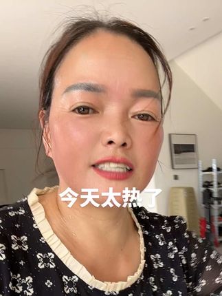 姐妹们出门记得一定要防晒哦!不然皮肤会越来越黑,越来越暗沉,今天给你们推荐一款我一直在用的防晒喷雾,安不仅清爽不粘腻,而且还能防水防汗,出门游玩一天都不用担心被晒黑,想要皮肤变白白嫩嫩的姐妹们,赶紧点击下方链接购买吧!