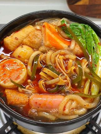 有什么是一顿砂锅土豆粉解决不了的呢?如果有,那就两顿!下班回家不知道吃什么时候你也试试吧 #嗦粉#砂锅土豆粉#土豆粉#美食推荐 #无限回购的宝藏单品
