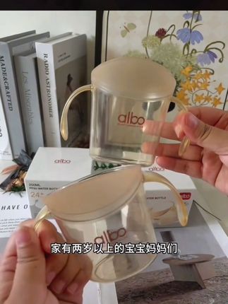 albo敞口杯专为两岁以上宝宝设计,采用PPSU材质,安全耐用,斜口设计,方便喝奶和饮水,可爱造型深受宝宝喜爱,是宝宝的最佳饮水伙伴!#儿童水杯 #儿童学饮杯 #学饮杯 #宝宝水杯 #母婴好物