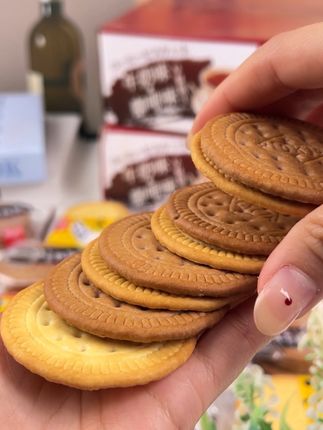 最近的早餐已经被这个小饼干给承包了,尤其是咖啡味的真的很浓郁,吃完提神一上午!连咖啡钱都省了#饼干 #早餐 #强烈推荐 #强烈推荐 #零食推荐