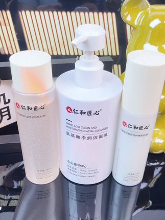 换季皮肤干燥粗糙缺水,化妆卡粉起皮的,暗沉暗黄的一定要试试#仁和#二裂酵母精华水乳 真的很喜欢用#水乳#护肤
