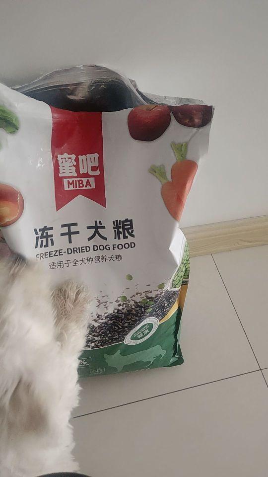 性价比绝了!这款狗粮价格真的惊喜,本来抱着试试的心态买的,结果我家毛孩子超爱吃,每次都光盘。 颗粒大小适中,闻着是自然的肉香味,没有怪味。吃了一段时间,狗狗泪痕都轻了,便便也正常,便宜又好用,会回购!#我在抖音买买买