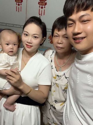 看看我们4个人哪里最像,嘴巴,眼睛还是鼻子?
