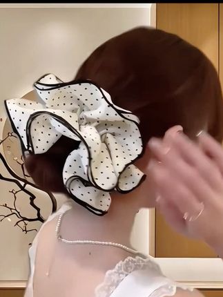 小波点俏皮可爱,大波点温柔气质,美女两个都要,春天就戴这款#仙女饰品#发饰#发圈 #头饰搭配 #仙女必备
