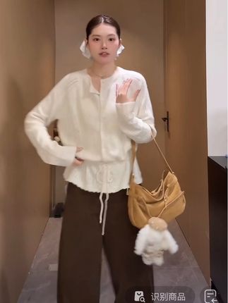 宝子们,秋季不能错过的一款针织毛衣!#秋季新款 #温柔风穿搭 #针织毛衣 #时尚百搭 #小众设计感