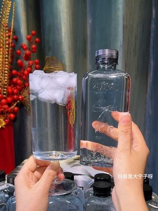 好喝不贵的天然弱碱山泉水,弱碱性口感沁润甘甜解渴解腻关键还便宜,每一滴都是大自然的馈赠,很适合饭后餐桌上来一瓶 #天然山泉水 #长白山天然矿泉水