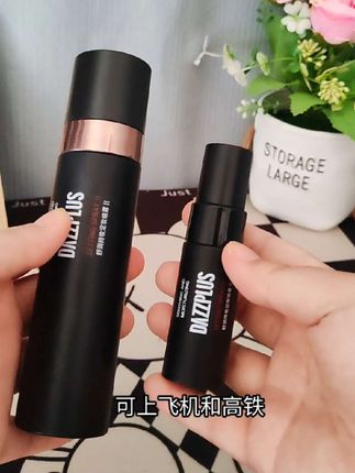 想要化妆不卡粉、不脱妆、不斑驳,那就试试这个定妆喷雾吧!它采用雾化泵头设计,轻轻一按就能喷出细腻均匀的水雾,让妆容看起来更加自然服帖。而且它的配方温和亲肤,不会刺激皮肤,非常适合夏天用,出门前补个妆,随时随地都能喷,真的太方便了!##DP定妆喷雾】#好物推荐🔥 #女生必备