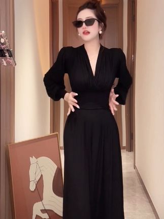 显雷大腰细绝美!生完孩子腰大肚子大的姐妹去冲这款时尚名媛气质法式V领收腰连衣裙巨遮肉显瘦#梨形身材穿搭 #随机穿搭挑战#早秋秀场抄作业告别路人感#早秋显身材平价上衣合集#气质这一块拿捏死死的