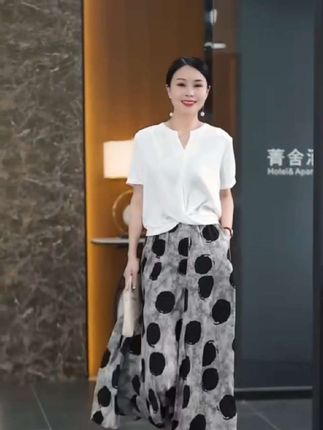 #上热门女人一定要活成自己喜欢的样子、穿出自信穿出美丽,引领時尚潮流、一套好的衣服可以让妳不动声色的美@DOU+小助手