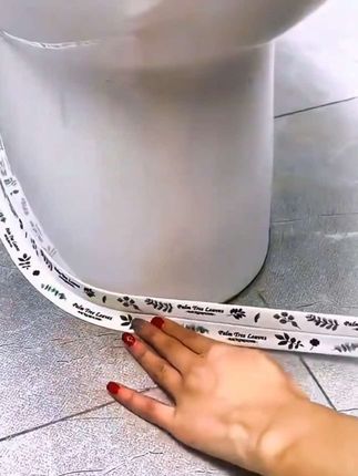 家里的马桶边,水槽,灶台缝隙都经常有脏东西,不好清理。那就贴上这个美缝贴条,清理卫生方便#美缝贴 #美缝贴条 #美缝