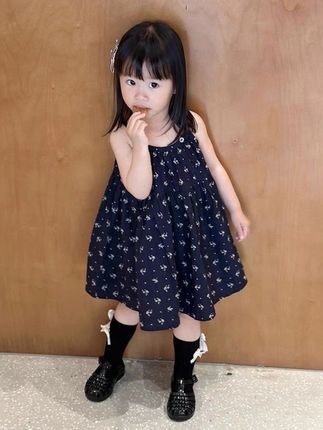 韩版女童2025夏季新款复古藏蓝色碎花吊带裙女宝宝宽松挂脖背心裙#甜美穿搭 #夏日穿搭 #面料舒适透气 #碎花吊带裙 #女童连衣裙
