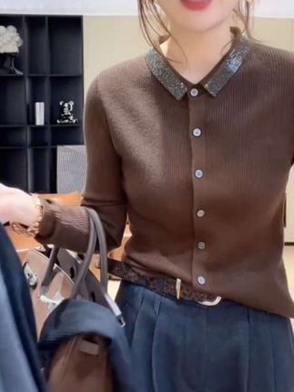 #女装穿搭#百搭上衣#品质女装 #秋冬显瘦烫钻翻领单排扣显瘦打底上衣百搭针织长袖上衣LK2507197