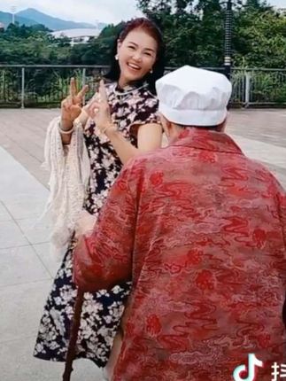 九十四岁的老妈妈一天愁眉苦脸,代她野外高兴下,乱舞她很开心, 没想到她有她年轻时的三步,妈妈真棒,祝我妈妈长命百岁,也祝全天下的母亲身体健康,万寿无疆!
