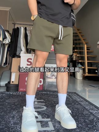 清爽穿搭怎么能少得了轻奢有质感的华夫格短裤!四分版型很显腿长 还有多种简约大气配色时尚又好看,喜欢的兄弟真的可以入手试试#夏季穿搭 #短裤 #男生穿搭 #百搭神裤 #运动穿搭
