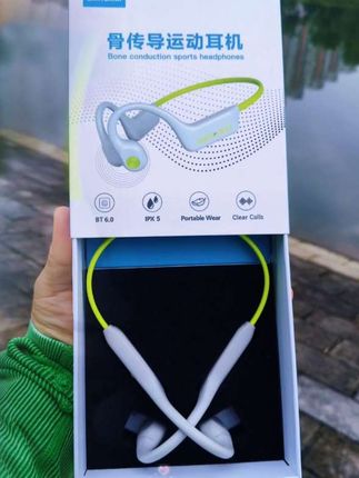 伊尔天籁骨传导 佩戴体验:超轻22g,人体工学设计久戴不痛,悬停技术适配眼镜,记忆钛合金后挂稳固,开放无感,多场景轻松切换。 音质表现:360°全景音效,低音增强算法、精准传音防漏音,双麦 ENC 降噪抗风噪。性能配置:蓝牙6.0秒连低延迟,传输速率提升 95%, IPX5 防水防汗,10小时长续航、10天待机。 外观设计:多色双色碰撞,物理按键机械手感,操作便捷。场景适配:开放百搭,覆盖骑行、登山、跑步等多运动场景。  伊尔天籁X8骨传导耳机  #每日分享 #记录生活 #好东西一起分享 #好物推荐🔥